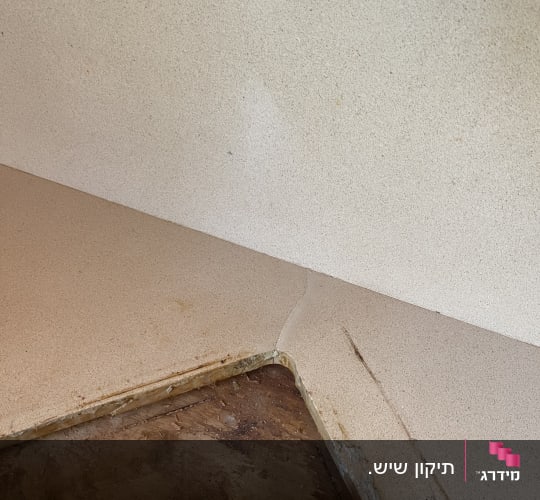 תיקון סדק וחיתוך בשיש מטבח באזור הכיריים
